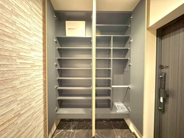 ◆京阪鴨東線「神宮丸太町」駅徒歩９分◆築浅３LDK角住戸◆ペット飼育可能◆ローレルコート京都御所東の玄関|シューズBOX付き