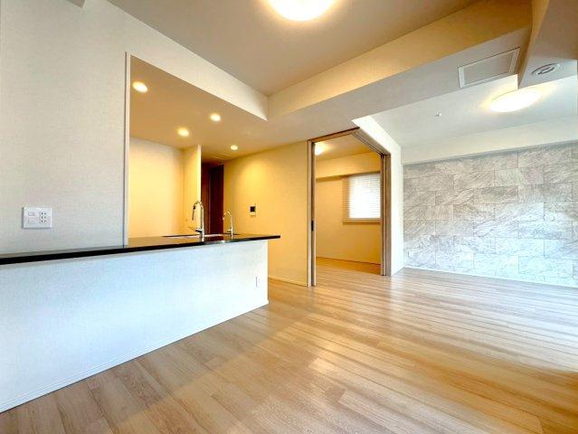 ◆京阪鴨東線「神宮丸太町」駅徒歩９分◆築浅３LDK角住戸◆ペット飼育可能◆ローレルコート京都御所東の居間・リビング|リビング