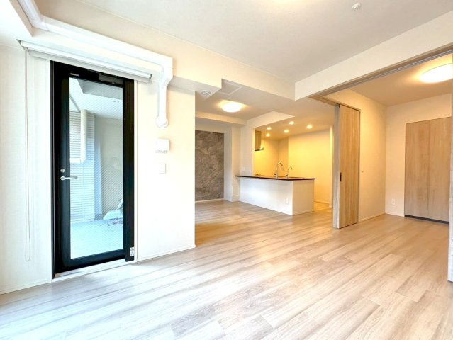 ◆京阪鴨東線「神宮丸太町」駅徒歩９分◆築浅３LDK角住戸◆ペット飼育可能◆ローレルコート京都御所東の居間・リビング|リビング