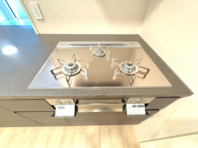 ◆京阪鴨東線「神宮丸太町」駅徒歩９分◆築浅３LDK角住戸◆ペット飼育可能◆ローレルコート京都御所東のキッチン|３口ガスコンロ