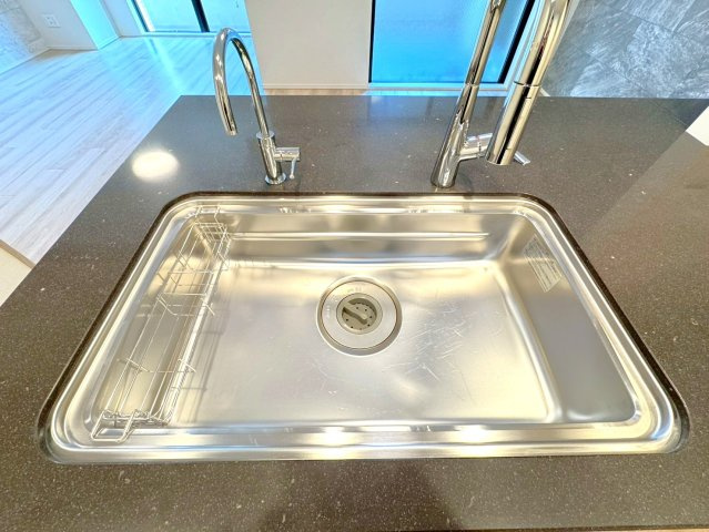 ◆京阪鴨東線「神宮丸太町」駅徒歩９分◆築浅３LDK角住戸◆ペット飼育可能◆ローレルコート京都御所東のキッチン|ディスポーサー付きシンク