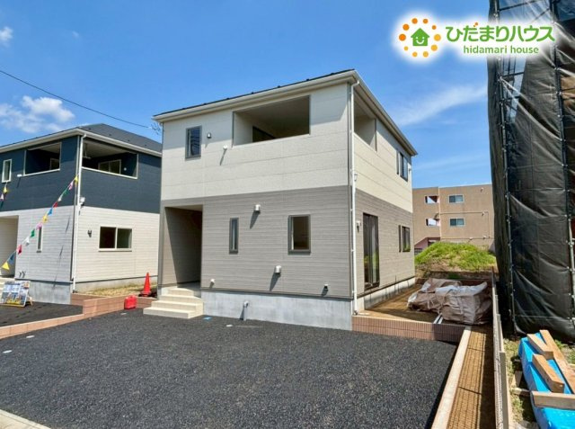 本庄市小島　第5　新築一戸建て　クレイドルガーデン　02の外観|すっきりとした外観デザインが特徴の佇まいです!前面道路から敷地への出入りがしやすく、見通しも良いため、運転が苦手な方でも落ち着いて駐車できます。小さなお子様とのお出かけもスムーズな環境です♪