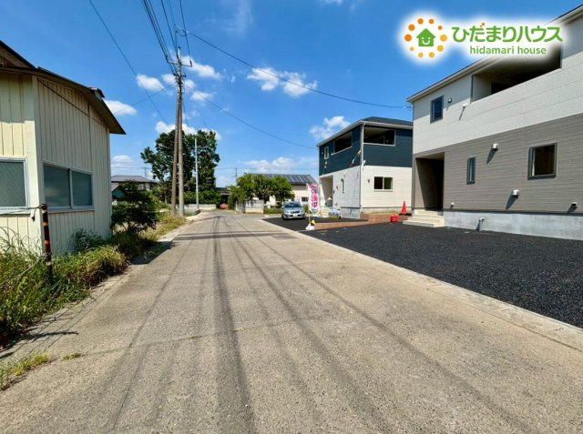 本庄市小島　第5　新築一戸建て　クレイドルガーデン　02の前面道路含む現地写真|前面道路は舗装されており、お車のすれ違いもスムーズに行える広さがあります!交通量が落ち着いているため、小さなお子様と手をつないで歩く際も安心感があり、毎日の通園や通学も落ち着いて見守れます♪