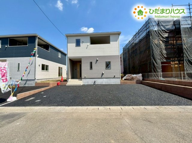 本庄市小島　第5　新築一戸建て　クレイドルガーデン　02の駐車場|お車を並列で駐車できる広々としたスペースです!平坦で出し入れがしやすく、平日は買い物用、週末はドライブ用や来客用として便利に使えます。自転車やベビーカーを置くのにも重宝します♪