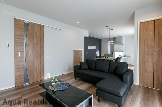 高松市新田町　新築未入居戸建ての居間・リビング|リビングでのひとときが、心に残る物語。温もりと笑顔が溢れ、家族の絆が育まれる場所。感動の毎日を共に。