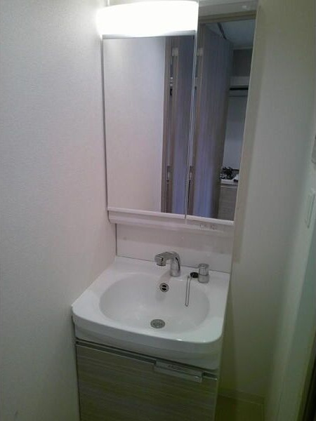 プレサンス堺筋本町センティス　BRAVI不動産の独立洗面台|【プレサンス堺筋本町センティス】独立洗面化粧台が付いています