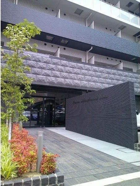 プレサンス堺筋本町センティス　BRAVI不動産のエントランス