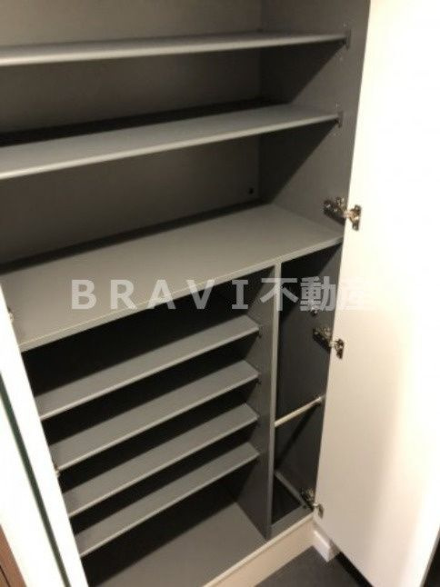 プレサンス堺筋本町センティス　BRAVI不動産の玄関|【プレサンス堺筋本町センティス】たっぷりとした収納スペースです