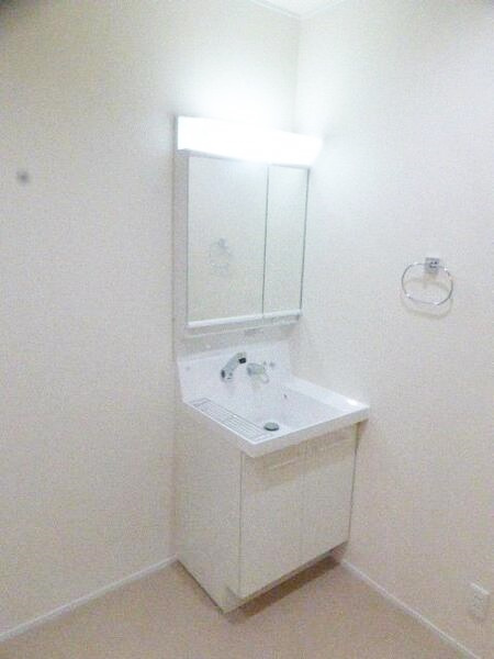 平塚市八重咲町のアパートの洗面所|明るい洗面所です