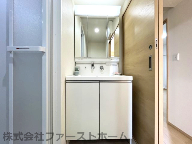 ネオハイツ瀬戸の独立洗面台|三面鏡の洗面化粧台です