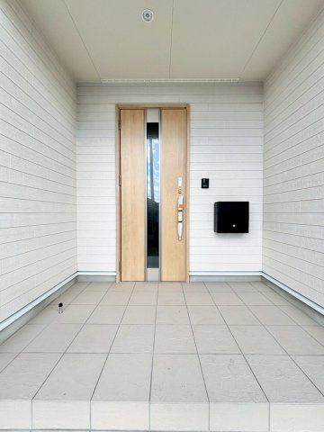 本庄市小島　第5　新築一戸建て　クレイドルガーデン　01の玄関