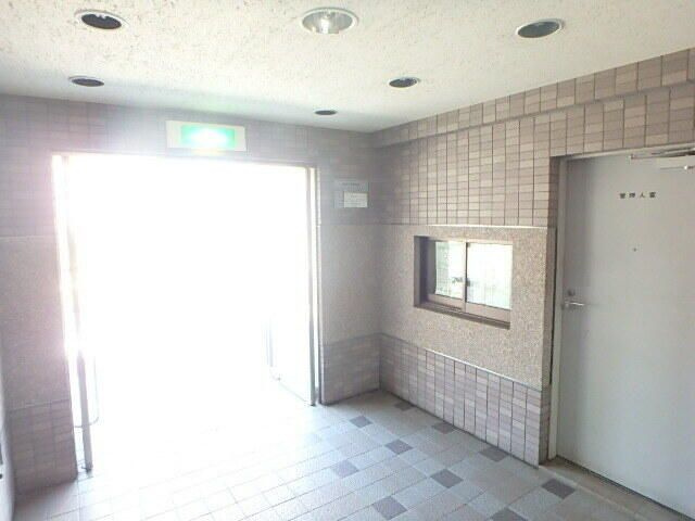 カレッジハイツ稲毛のエントランス