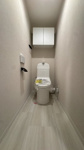 【トイレ】 | アンピール天神南☆仲介手数料無料☆ | 【温水洗浄便座】清潔感のあるトイレ空間。上部には収納棚があり、備品もスマートに保管できます。毎日使う場所だからこそ、心地よさにこだわりました。