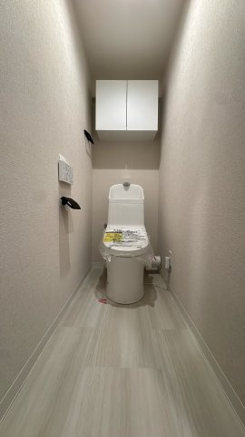 【トイレ】 | アンピール天神南☆仲介手数料無料☆ | 【温水洗浄便座】清潔感のあるトイレ空間。上部には収納棚があり、備品もスマートに保管できます。毎日使う場所だからこそ、心地よさにこだわりました。