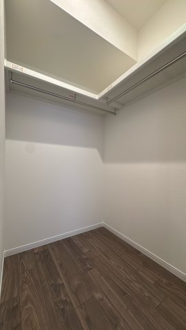 【収納】 | アンピール天神南☆仲介手数料無料☆ | 【充実の収納力】衣類から季節物まで一括管理できるウォークインクローゼットを完備。お部屋を広く、美しく保つための心強い味方です。