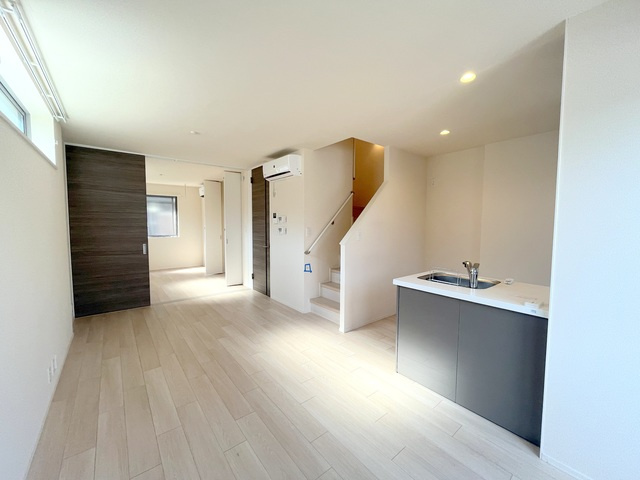 ヘーベルメゾン高円寺北の居間・リビング|★窓が多く明るいリビング★