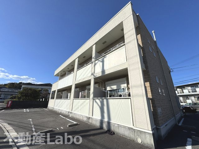 徳島市八万町夷山のアパートの駐車場