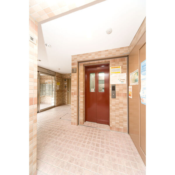 エル・セレーノ西院Ⅱ番館のエントランス