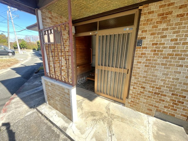 勝立貸家の玄関