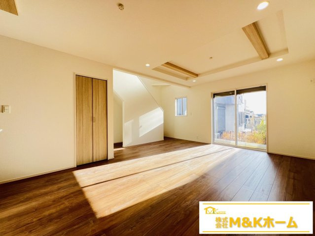 知多市つつじが丘3丁目　全2棟　1号棟の居間・リビング|リビング　明るくて開放的な吹抜あり！