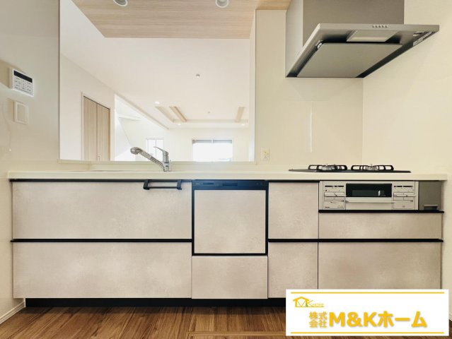 知多市つつじが丘3丁目　全2棟　1号棟のキッチン|カウンターキッチン☆　便利な三口コンロ♪　食器洗浄乾燥機付き♪