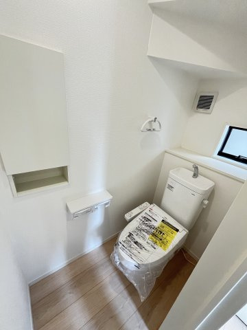 【内装】 | 福岡市早良区飯倉8丁目第17　2号棟（全2棟）【仲介手数料無料・0円】 | 施工例。1階のトイレです。施工例は完成時と異なる場合があります。