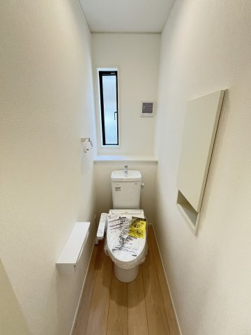 【内装】 | 福岡市早良区飯倉8丁目第17　2号棟（全2棟）【仲介手数料無料・0円】 | 施工例。2階にもトイレです。施工例は完成時と異なる場合があります。