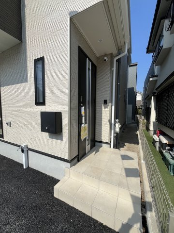 【玄関】 | 福岡市早良区飯倉8丁目第17　2号棟（全2棟）【仲介手数料無料・0円】 | 施工例。施工例は完成時と異なる場合があります。