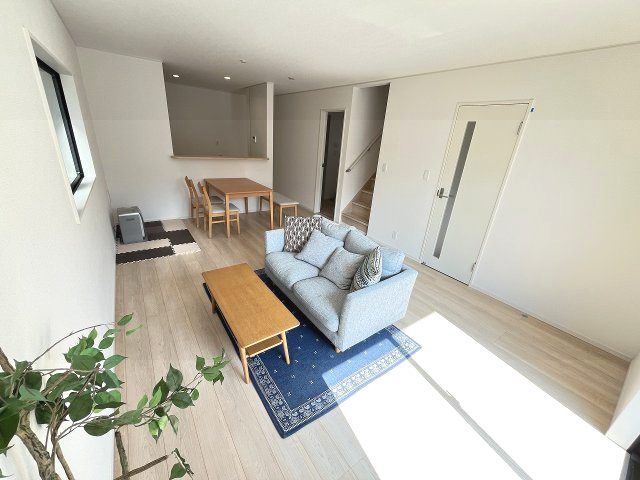 【内装】 | 福岡市早良区飯倉8丁目第17　2号棟（全2棟）【仲介手数料無料・0円】 | 施工例。リビングです。施工例は完成時と異なる場合があります。