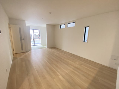 【居間・リビング】 | 読谷村楚辺　第3（全2棟）ラスト2号棟 | 2号棟　LDK16帖＋畳コーナー3帖付き♪