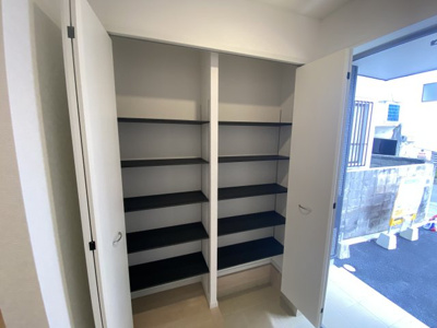 【玄関】 | 読谷村楚辺　第3（全2棟）ラスト2号棟 | 2号棟　十分な収納付き玄関♪