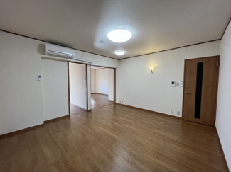 【居間・リビング】 | ハイツサングリーン | ※他のお部屋の写真を使用しております。実際の間取り・内装は異なりますので、あらかじめご了承ください。