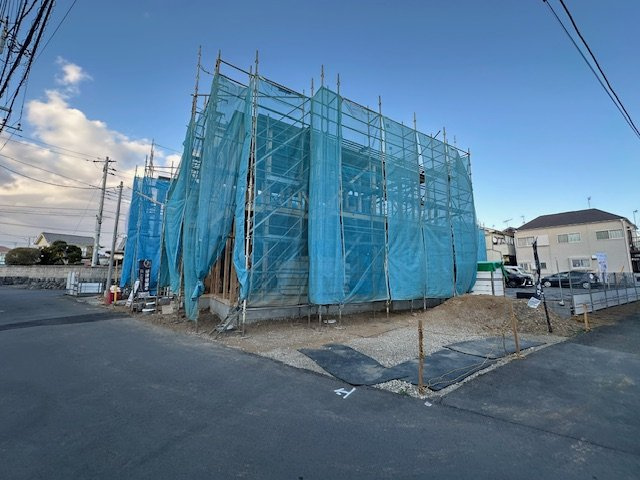 茅ヶ崎市松尾　　新築戸建　　全6区画の前面道路含む現地写真|2月2日撮影　建築中　現地外観