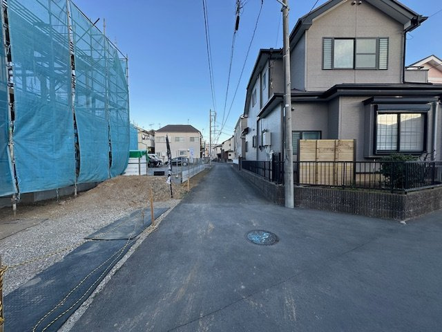 茅ヶ崎市松尾　　新築戸建　　全6区画の前面道路含む現地写真|2月2日撮影　建築中　現地外観