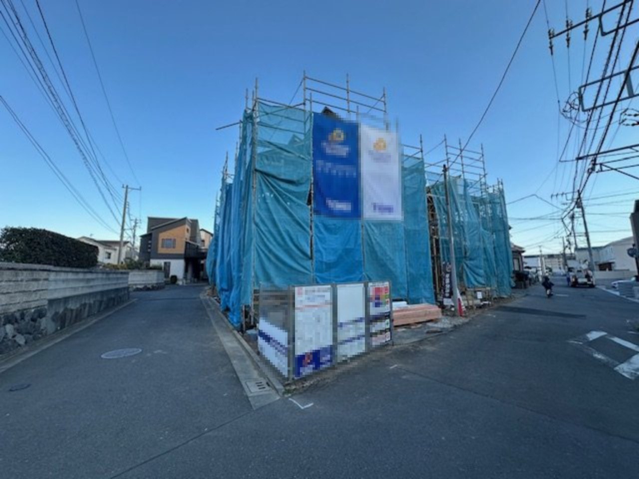 茅ヶ崎市松尾　　新築戸建　　全6区画の前面道路含む現地写真|2月2日撮影　建築中　現地外観