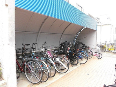 【駐車場】 | アミニティ７番館 | 屋根付きの駐輪場です。