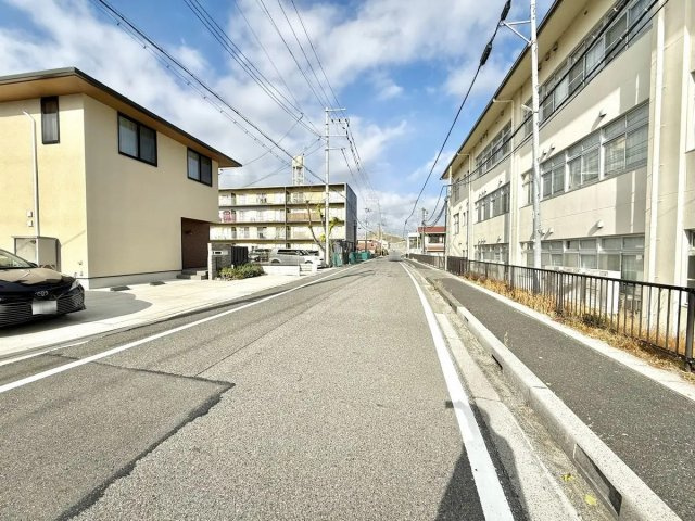 野洲市三上　中古戸建の前面道路含む現地写真