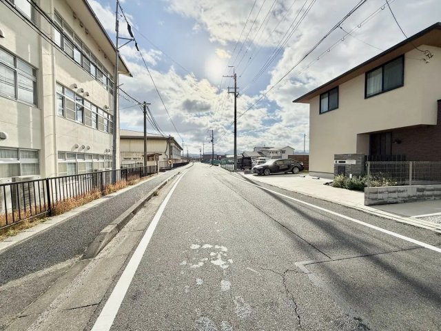 野洲市三上　中古戸建の前面道路含む現地写真