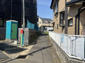 【前面道路含む現地写真】 | 横浜市戸塚区深谷町　新築分譲住宅　全1棟　 | 前面道路