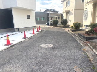 【前面道路含む現地写真】 | 廿日市市阿品２丁目（JR阿品駅）1棟 | 前面道路広々で駐車がしやすいです。
