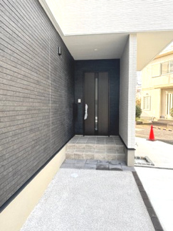 【玄関】 | 廿日市市阿品２丁目（JR阿品駅）1棟 | 玄関広々♪