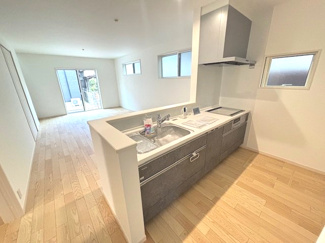 【居間・リビング】 | 廿日市市阿品２丁目（JR阿品駅）1棟 | 使いやすいリビングです♪