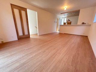 【居間・リビング】 | 佐伯区藤垂園（五日市駅）全3区画　NO1【外構込み】 | 17帖リビング☆対面式のキッチンでリビングが見渡せるので、お子様やご家族の様子が見えて安心です♪