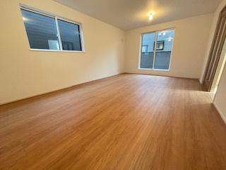 【居間・リビング】 | 佐伯区藤垂園（五日市駅）全3区画　NO1【外構込み】 | 17帖リビング☆対面式のキッチンでリビングが見渡せるので、お子様やご家族の様子が見えて安心です♪