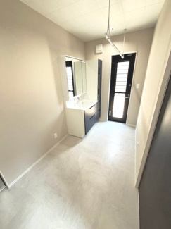 【独立洗面台】 | 廿日市市対厳山3（宮島口駅）全3区画　B棟【63坪】【P3台】 | 三面鏡付きの洗面台は、メイクもドライヤーも余裕のスペースです。室内物干しスペースがあります☆