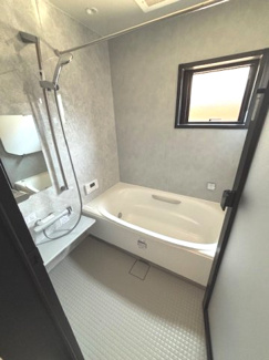 【浴室】 | 廿日市市対厳山3（宮島口駅）全3区画　B棟【63坪】【P3台】 | ゆったりした浴槽は、足を伸ばしてゆったり湯船につかることができます。
浴室換気乾燥機付きでカビ予防やヒートショック予防に安心です☆
