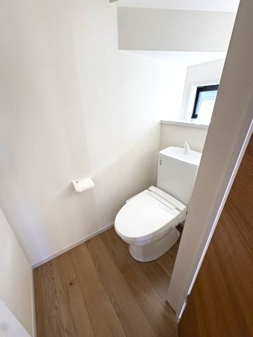 【トイレ】 | 福岡市早良区干隈5丁目1期　2号棟（全3棟）【仲介手数料無料・0円】 | 現地写真。1階のトイレです。