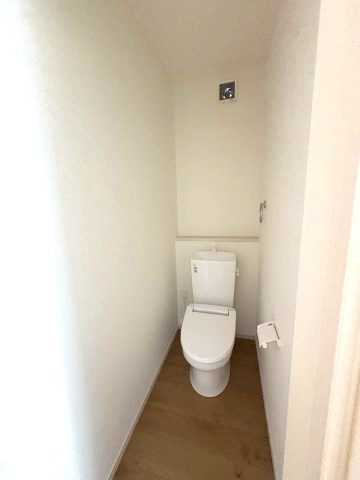 【トイレ】 | 福岡市早良区干隈5丁目1期　2号棟（全3棟）【仲介手数料無料・0円】 | 現地写真。2階にもトイレです。