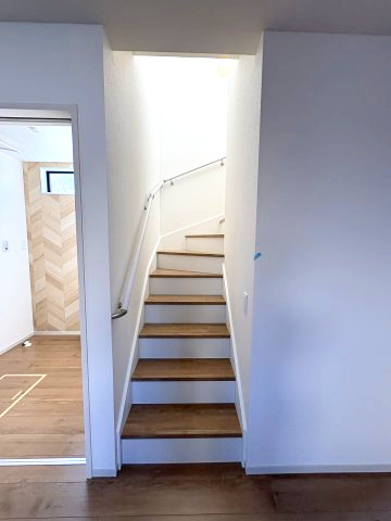 【内装】 | 福岡市早良区干隈5丁目1期　2号棟（全3棟）【仲介手数料無料・0円】 | 現地写真。2階へ上がる階段です。手摺もついて安全ですね。