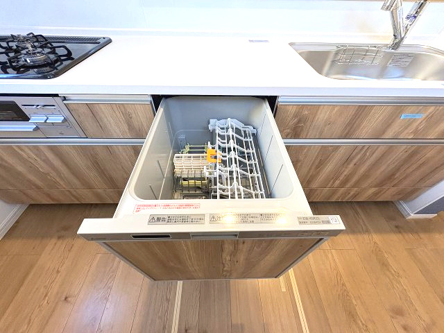 【キッチン】 | 福岡市早良区干隈5丁目1期　2号棟（全3棟）【仲介手数料無料・0円】 | 現地写真。食洗器が付いてます。